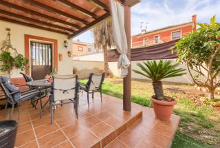 Chalet in Camino de la pañoleta 31. Hay casas donde simplemente se vive... y hogares donde los mejor