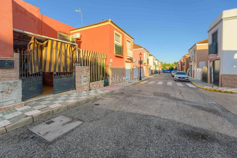 Foto edfaa4b0-e1a2-43b3-a645-c08a9c72eb1f. Casa adossada amb aparcament a Centro Bormujos