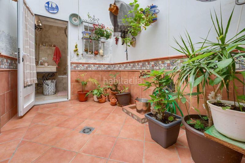 Foto d6928edb-6ac3-443f-8941-0c91af22bb39. Casa adossada a Benacazón