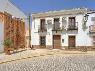 Casa  Calle de ramón y cajal. Hay viviendas que cuentan historias..... y esta es una de ellas