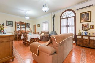 Casa adosada  Calle trabajadores. Amplia vivienda con parcela de 2.339 m2 y construcción auxiliar