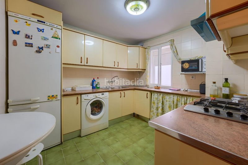 Foto 471a941b-2d95-4274-a69c-b23e12db2b7c. Pis a avenida edificio malaga 1 a colores - entreparques Sevilla