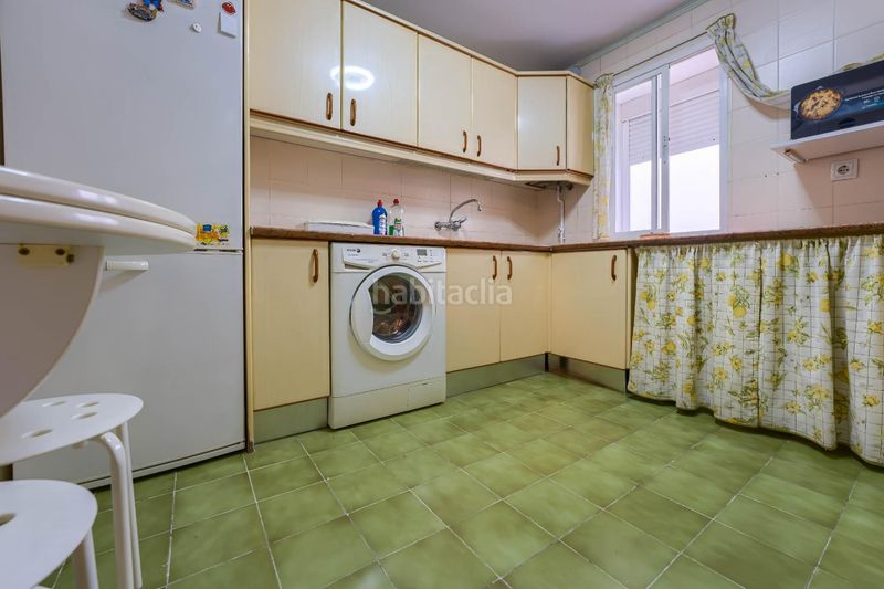 Foto 7c77f7c0-b125-4851-9021-fc380ab8fab2. Pis a avenida edificio malaga 1 a colores - entreparques Sevilla
