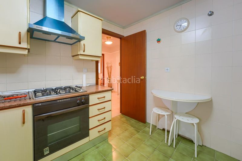 Foto f07bbc9f-7bb2-45d7-ae7e-a393250cdb00. Pis a avenida edificio malaga 1 a colores - entreparques Sevilla
