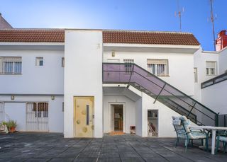 Chalet  Plaza plaza escuela sevillana. Misma propiedad dos casas,adosada y apartamento