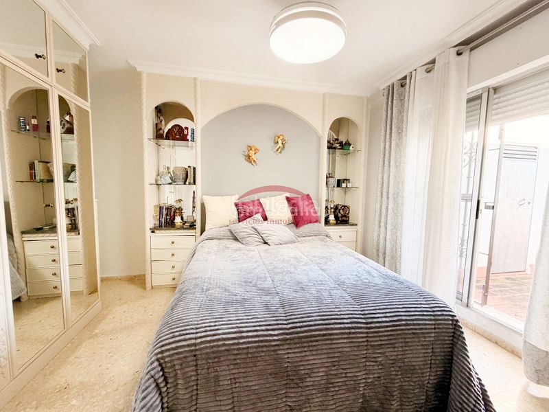 Foto b63e8ab2-49f4-42ad-8e18-873279893015. Casa a schiera con parcheggio in colores - entreparques Sevilla