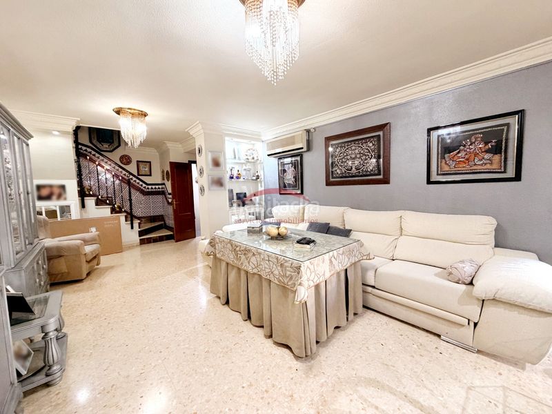 Foto c8a71b9f-bcd2-4350-ad19-92c5767560f9. Casa a schiera con parcheggio in colores - entreparques Sevilla