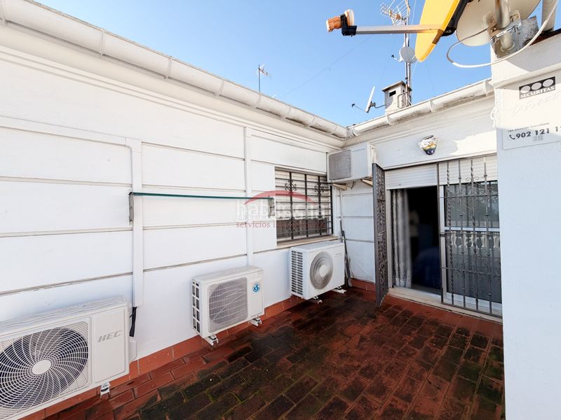 Foto c203c886-8eed-46fe-a07c-0b91b03d4330. Semi detached house with parking in colores - entreparques Sevilla