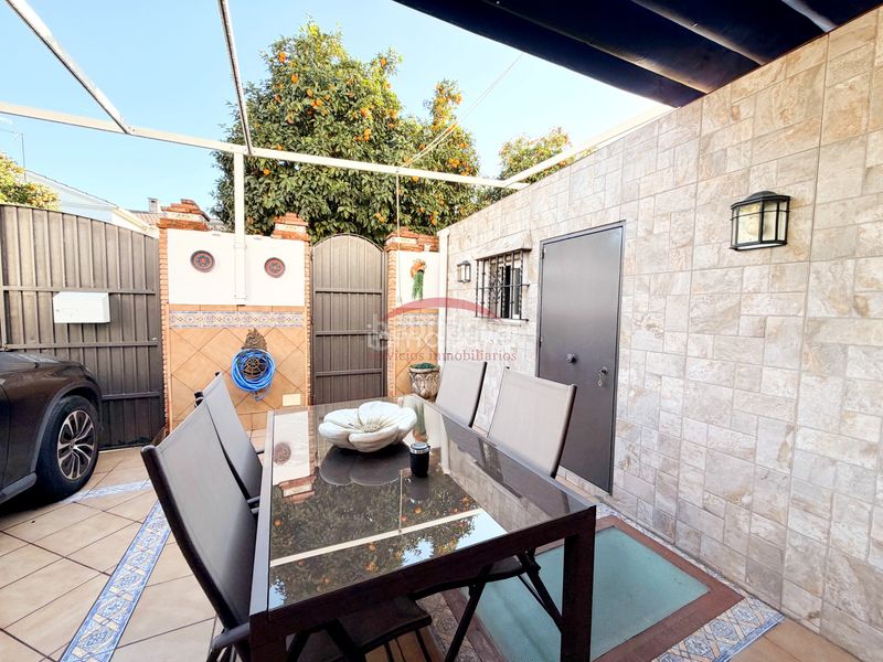 Foto e961f165-f859-4bc0-8818-91aea084fe91. Semi detached house with parking in colores - entreparques Sevilla