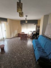 Pis en Piscinas. Amplio piso exterior con 4 habitaciones y ascensor en el coraz�n