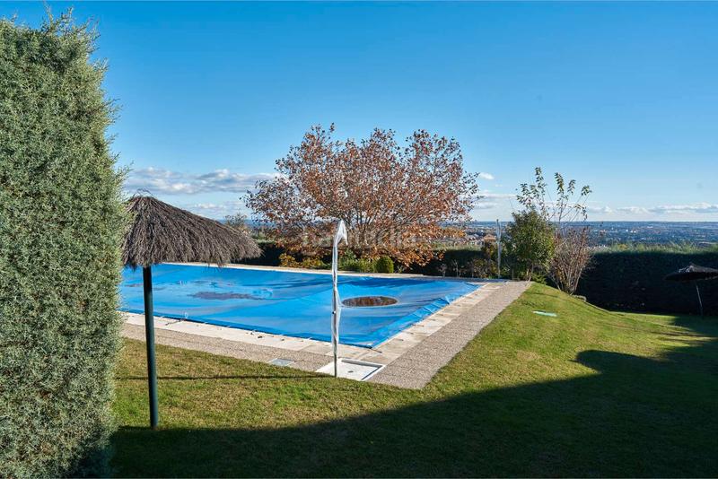 Foto 68812bb7-db0f-46d3-abf7-d5a88974a890. Casa a schiera con riscaldamento parcheggio piscina in Torrelodones