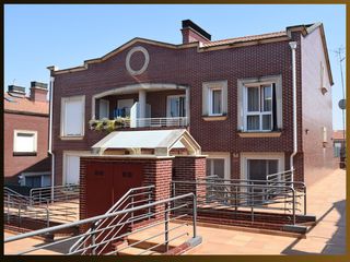 Chalet in Lardero. Alquilada  chalet en lardero  350.000