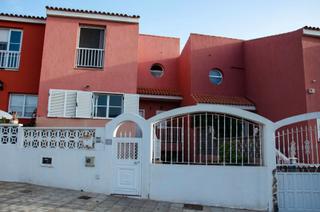 Casa adossada  Calle la tosca. Venta nuda propiedad chalet en gua de isora, 38687 tenerife