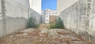 Wohngrundstück  Calle del almendro. Solar urbano a dos callesposibilidad bajo  2