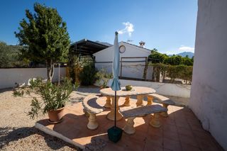 Maison à Villanueva del Trabuco. Vida sencilla, alma plena descubre tu refugio rural
