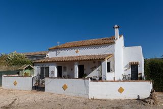 Casa a Villanueva del Trabuco. Vuelve a lo auténtico descubre el refugio rural donde llenar el