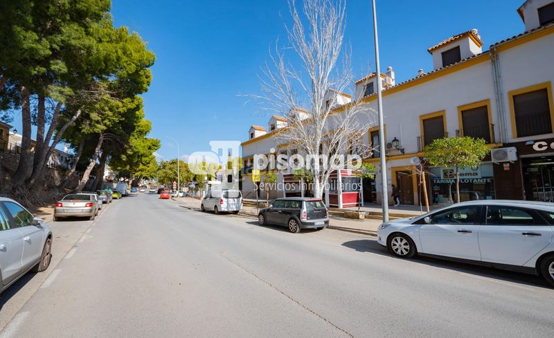 Foto f78b8bbd-1478-45a3-a24a-6295926cd848. Local comercial a Centro Antequera