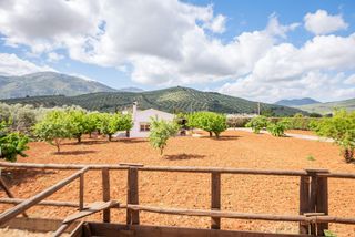 Casa a Villanueva del Rosario. Tu refugio entre montañas y naturaleza vive la tranquilidad que