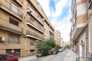 Pis a Calle azhuma 17. Piso junto a alhamar