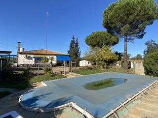 Xalet en Valverde del Camino. Chalet en venta de 5 habitaciones con piscina y garaje en valver