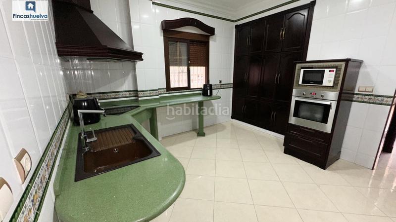 Foto 0dfc6d86-c8c1-41b0-abfc-cce43cb046c7. Casa amb aparcament a Moguer