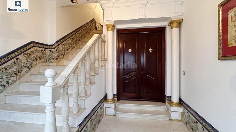 Foto f7c5b445-85db-43a8-839f-94ee05121e51. Casa amb aparcament a Moguer