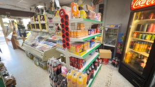 Locale commerciale in La Hispanidad - Verdeluz. Local comercial con planta baja y entreplanta en huelva