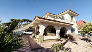 Chalet in Urbasur. Espectacular chalet de esquina en urbasur isla cristina, huelva