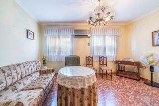 House in Bellavista. Gran casa con dos viviendas independientes, amplio patio y azote