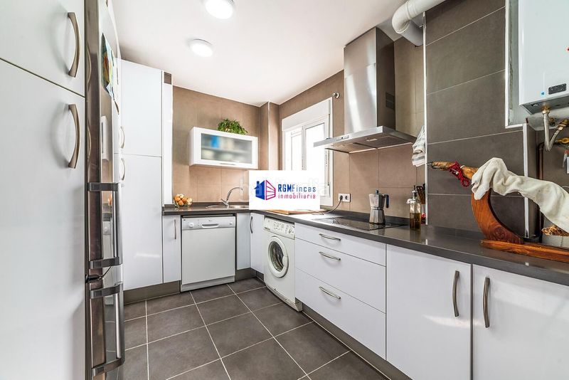 Foto 0740eaa3-60e3-4d92-a30b-580a9586462f. Pis amb piscina a colores - entreparques Sevilla