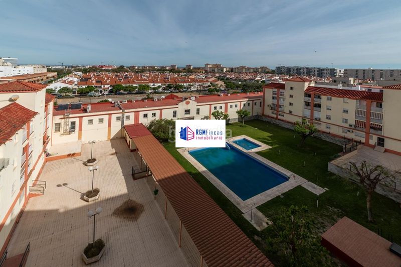 Foto 1401dba7-e62b-452b-9204-cf5a1b1ba057. Pis amb piscina a colores - entreparques Sevilla