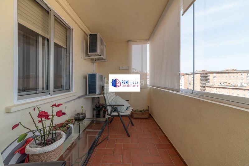 Foto a3675b5f-7470-4427-9835-73f74e86cd59. Pis amb piscina a colores - entreparques Sevilla