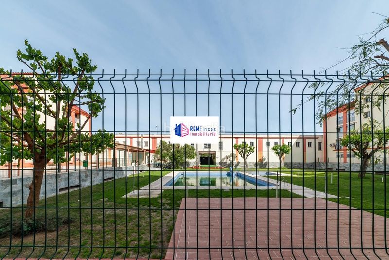 Foto a4545603-0c6c-40af-866b-da7617069e94. Pis amb piscina a colores - entreparques Sevilla