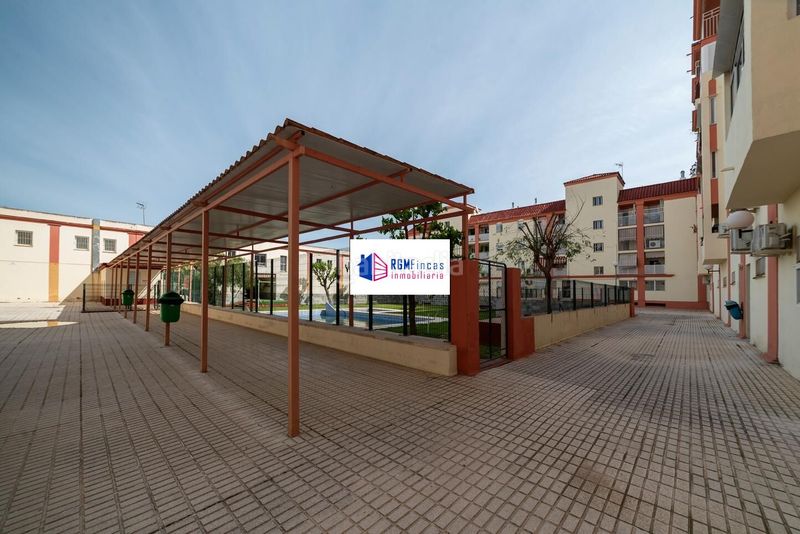 Foto acf6f6f3-76ae-4bc9-9585-7e0a2d186486. Pis amb piscina a colores - entreparques Sevilla