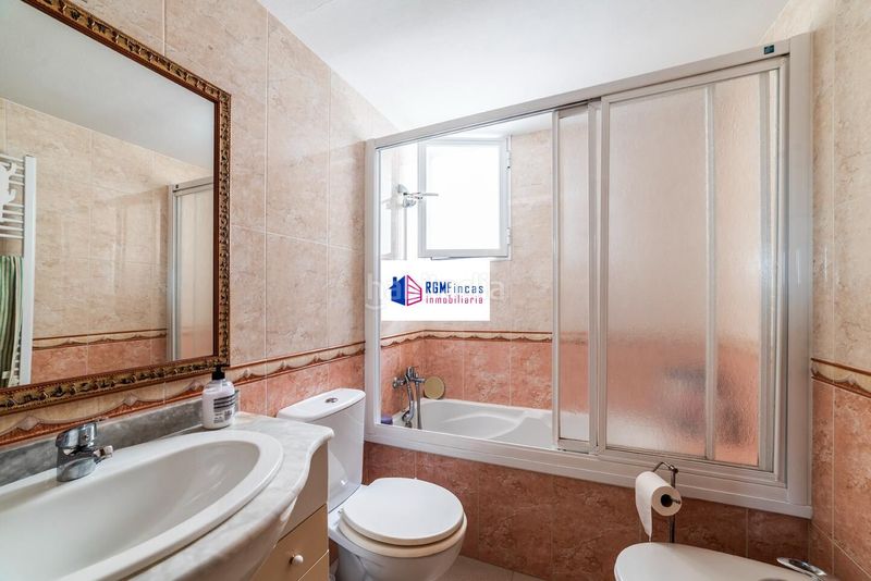 Foto c606064e-c846-41c9-a584-8c31cad15cd1. Pis amb piscina a colores - entreparques Sevilla