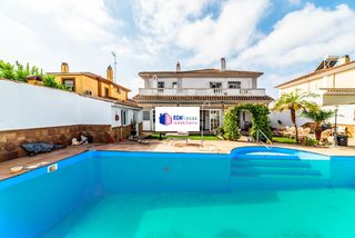 Chalet in Cerros de Montequinto. Exclusivo chalet independiente con piscina en olivar de quintos