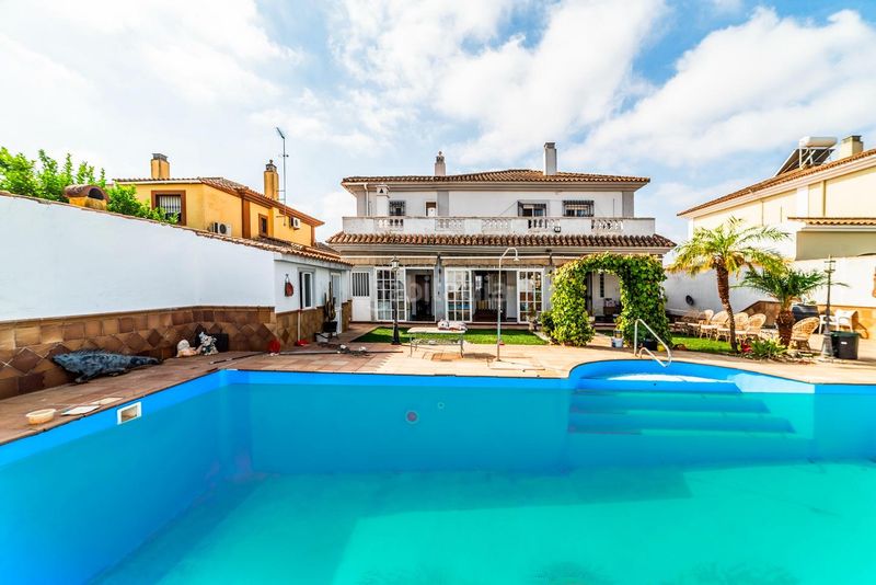 Foto f8118cbe-cfcd-44db-9106-d27d1c2f936e. Xalet amb aparcament piscina a Olivar de Quintos Montequinto