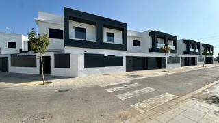 Lloguer Xalet a Calle margarita ferreras 6. Chalets con club social privado a estrenar