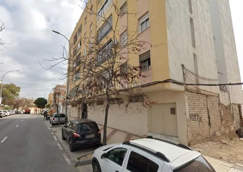 Foto a8be73e2-9dae-474d-b2a9-b93a23761708. Local comercial especial inversores en Los Castillejos - La Trinidad Málaga