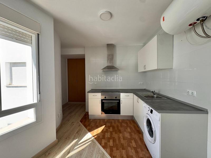 Foto e0bbddcc-f307-48c5-930d-c8459fc36598. Estudi amb aparcament a Parque Victoria Eugenia Málaga