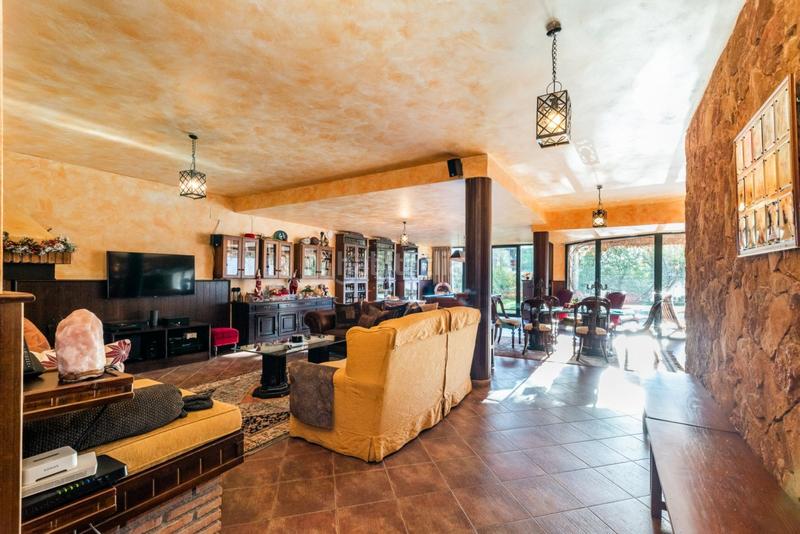Foto f35a0c25-a760-429d-a9d3-5d4eafb99283. Chalet en calle guadalquvir (ur.atalaya) 11 chalet de revista en Albolote