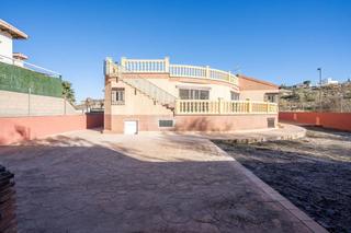 Xalet a Fuente vaqueros 14. Descubre tu hogar ideal en la zubia, granada!