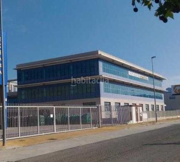 Foto 005ef4de-9ab3-47db-9bfc-90f05acee841. Nave industrial edificio completo de locales, oficinas y garajes en Antequera
