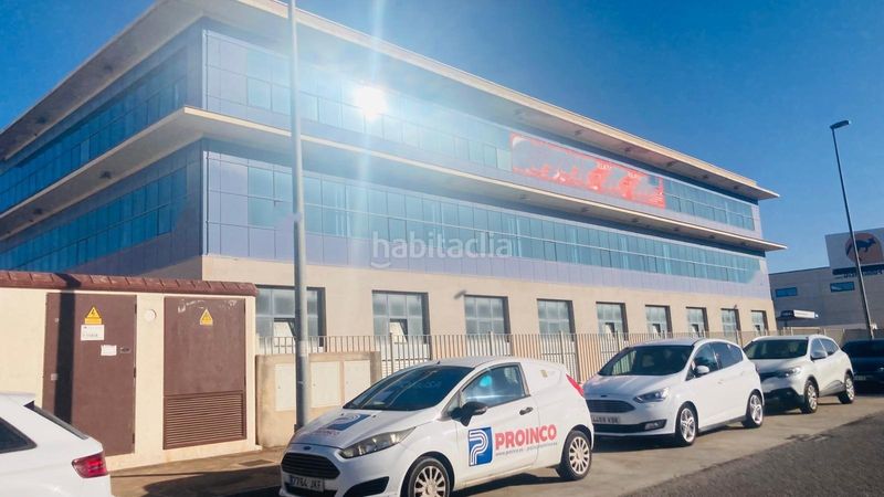 Foto 3358574f-b94c-49fe-bc01-4048280d3774. Nave industrial edificio completo de locales, oficinas y garajes en Antequera