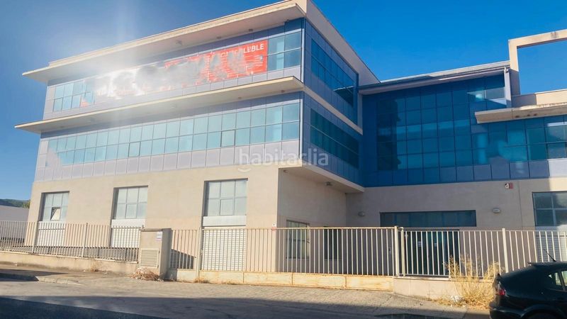 Foto 5f1b83e1-de78-46fc-a041-b6c65aa1e5d7. Nave industrial edificio completo de locales, oficinas y garajes en Antequera