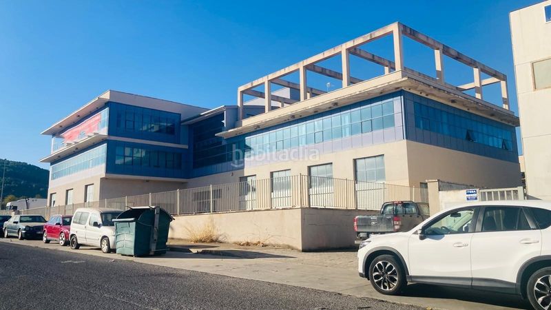 Foto ce8fe8b4-eecd-454e-9311-f6d38ebfd5b3. Nave industrial edificio completo de locales, oficinas y garajes en Antequera