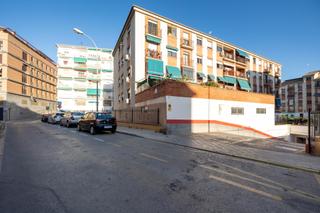 Aparcament cotxe  Calle rey abu said. Plaza cerrada edificio  alcazar de san juan