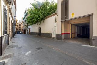 Aparcament cotxe a Calle puentezuelas 49. Centro de la ciudad. amplia plaza de aparcamiento con fácil acce