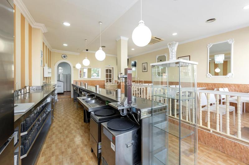 Foto 5acef021-c71f-446e-be70-20ff6d2ea671. Local comercial ponemos en venta esta cafetería , en el centro , totalmente equipada y lista para abrir en Armilla