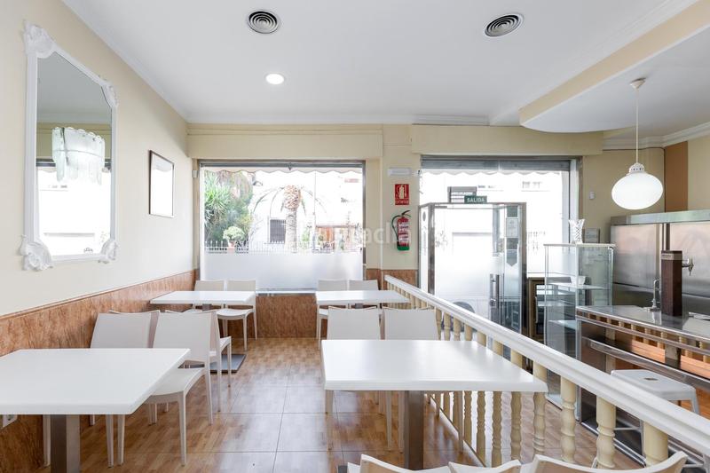 Foto 5fbdd24b-17eb-4556-903f-d923b8d26666. Local comercial ponemos en venta esta cafetería , en el centro , totalmente equipada y lista para abrir en Armilla